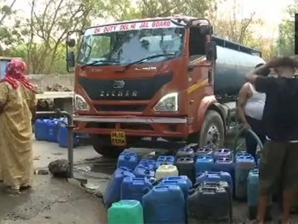 Water crisis : दिल्ली में पानी के टैंकरों पर देखी गईं लंबी कतारें