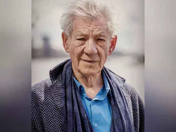 Ian McKellen स्टेज पर गिरने से घायल, रिकवरी के लिए वेस्ट एंड शो रद्द