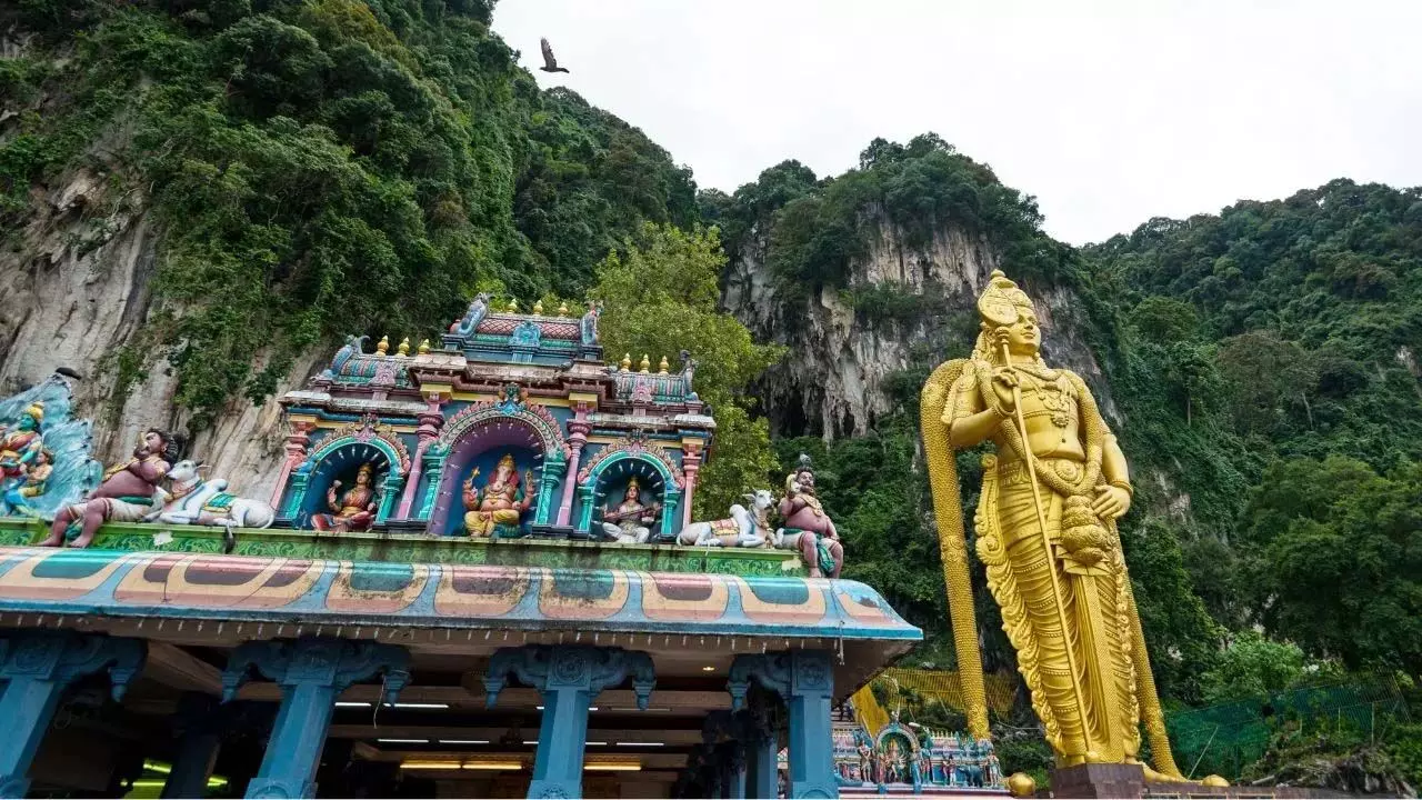 malaysia news:मलेशिया के मंदिर में भाग्यश्री ने किए दर्शन