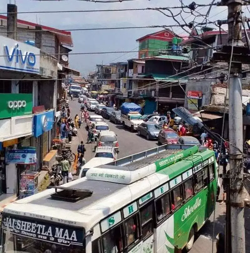 Palampur: बैजनाथ, पपरोला के स्थानीय लोगों ने NH पर लगातार जाम के विरोध में प्रदर्शन किया