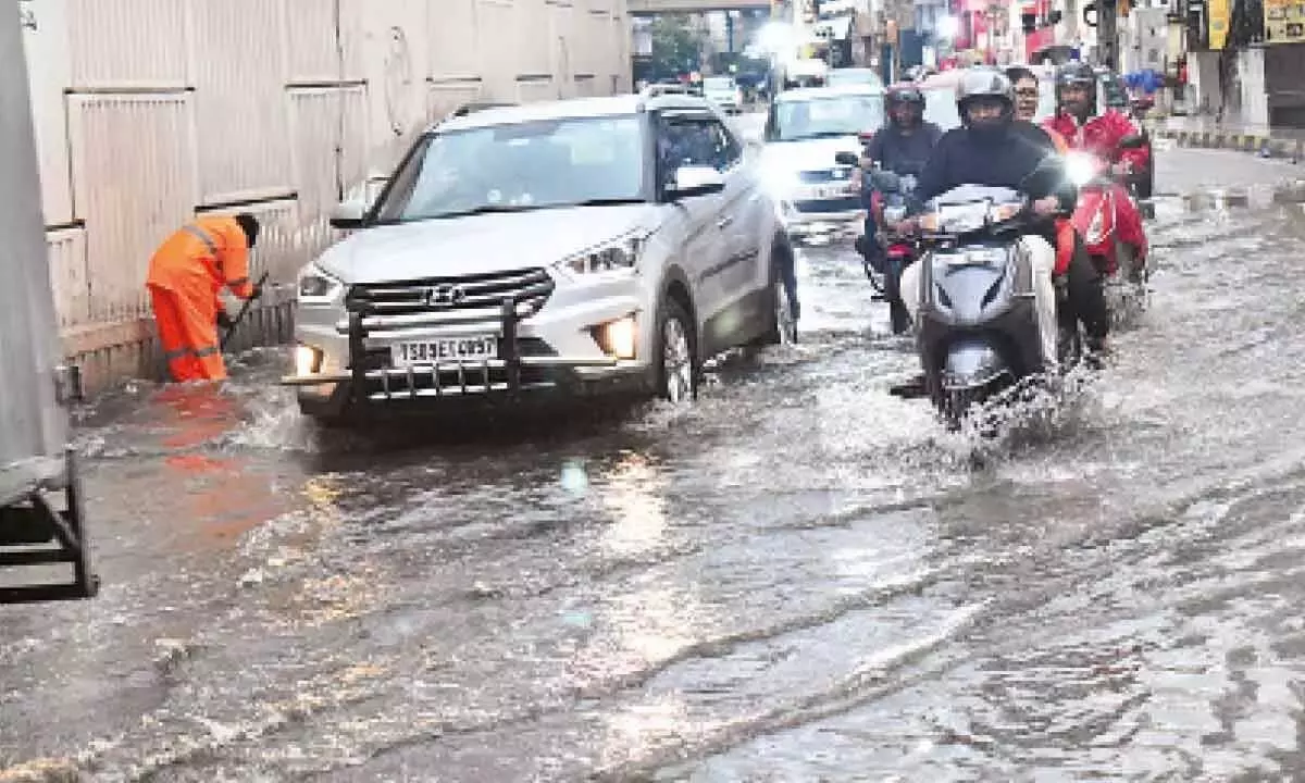 Telangana:  शहर के अधिकांश हिस्सों में बारिश और तेज़ हवाओं के कारण यातायात अस्त-व्यस्त हो गया