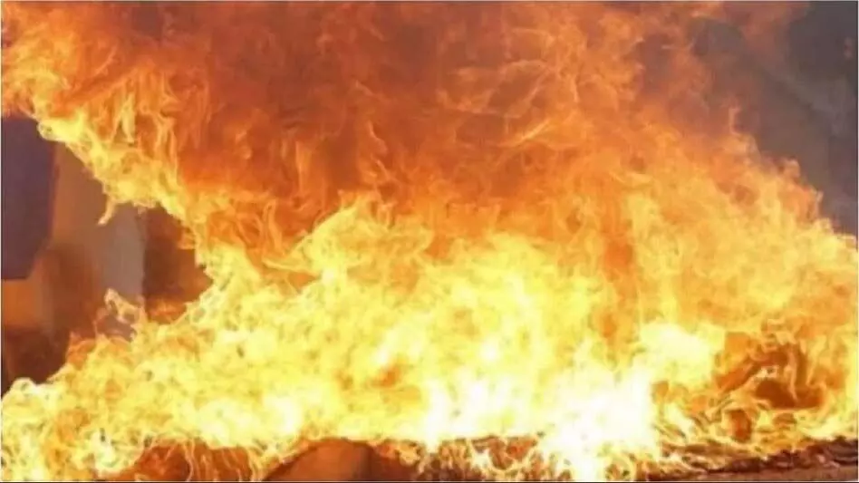 CG NEWS: आगजनी की घटना में मोटरसायकल जलने पर पत्रकार को मिली आर्थिक मदद