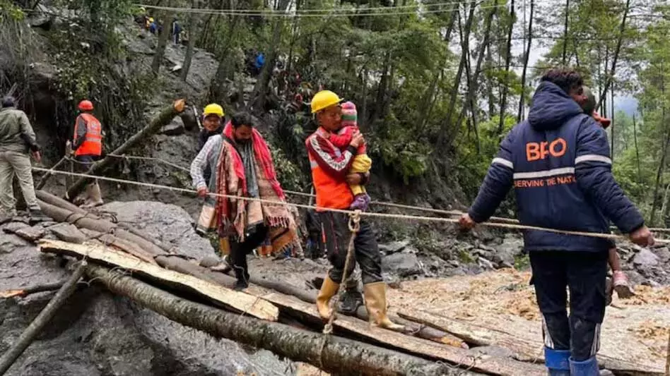 Sikkim News: सिक्किम के लाचुंग से 200 से अधिक फंसे पर्यटकों को निकाला गया