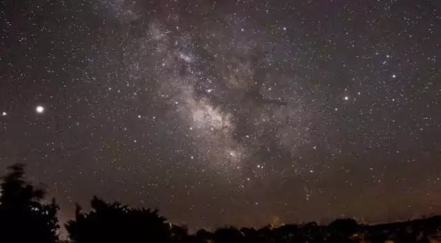 Science : तीन सितारों का ग्रीष्मकालीन त्रिभुज गर्मियों की शुरुआत को दर्शाता है। इसे पहचानने का तरीका यहां बताया गया है