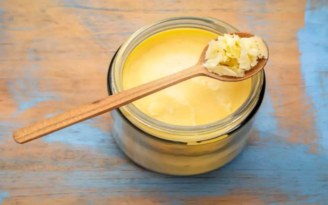 Ghee Benefits: रोज सुबह खाली पेट देसी घी खाने से होते हैं ये अनेक फायदे