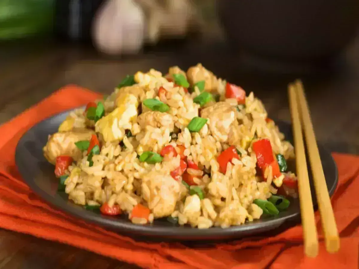 Chicken fried rice : डिनर में बनाएं बाजार जैसा चिकन फ्राइड राइस