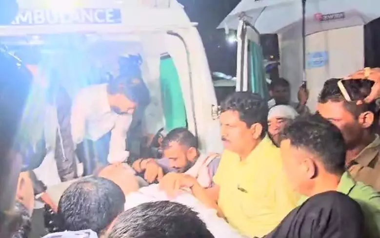 Anwar Dhebar को Ambulance में अस्पताल लेकर गई पुलिस
