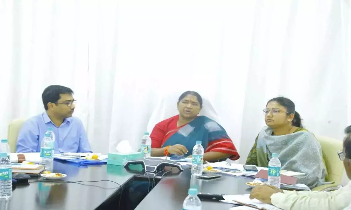 Telangana: के मंत्री सीताका ने मुलुगु जिले में जनजातीय मुद्दों के शीघ्र समाधान पर दिया जोर