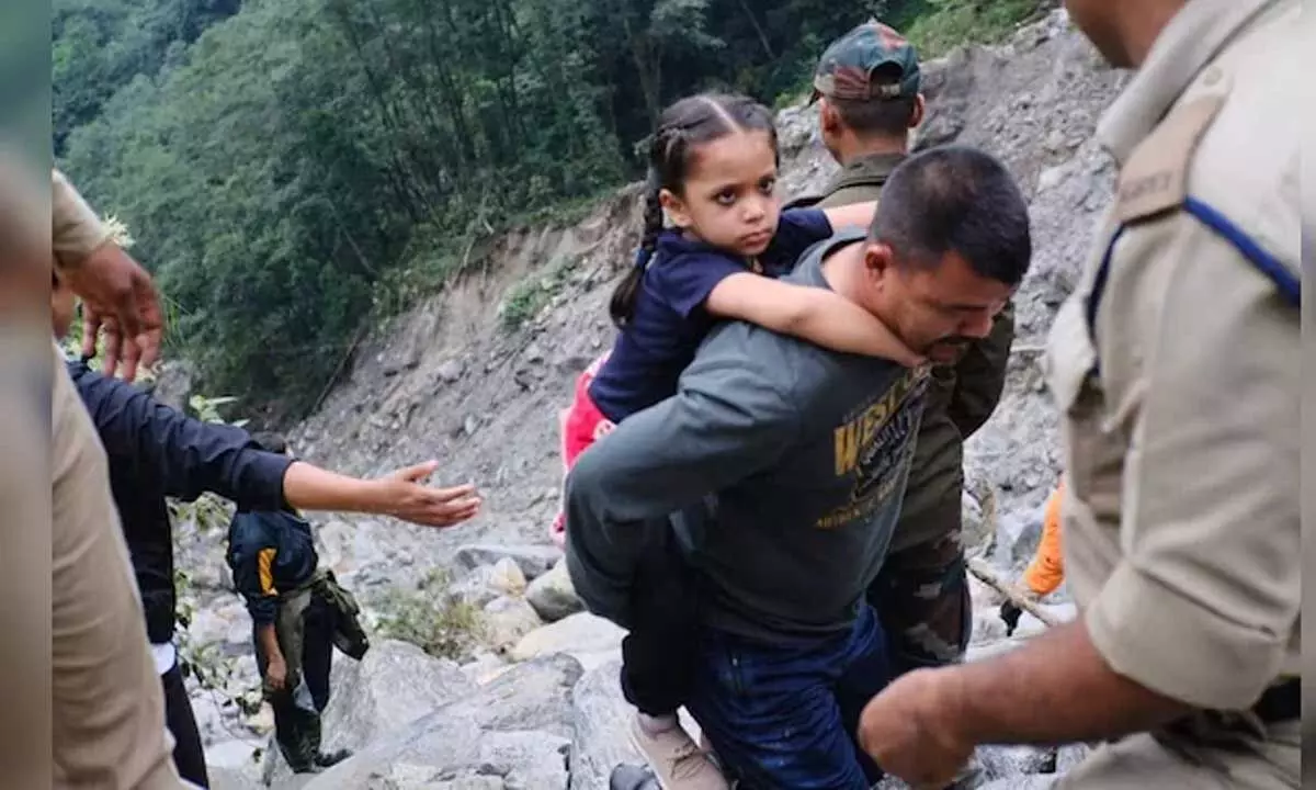 Sikkim: बारिश प्रभावित सिक्किम से 1,225 फंसे पर्यटकों को निकाला गया