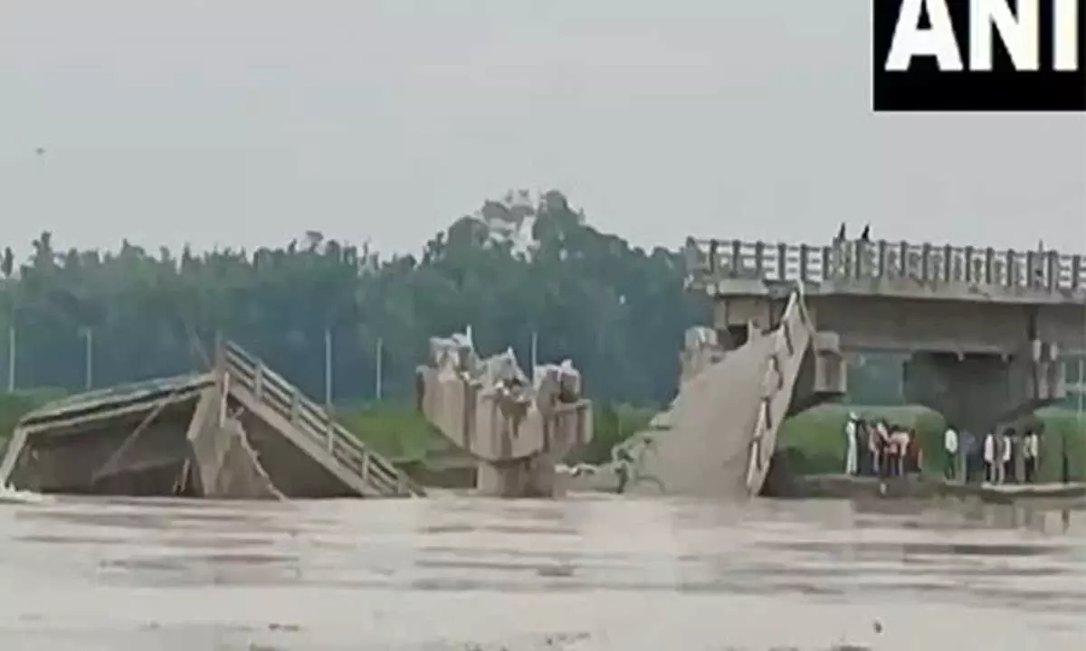 Bihar: के अररिया में बकरा नदी पर बने पुल का हिस्सा ढह गया