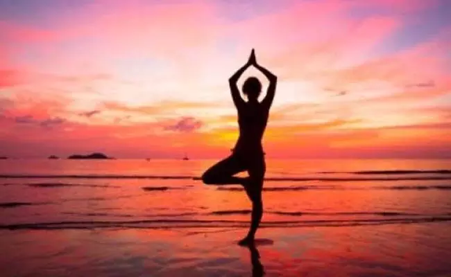 Yoga Day 2024: इसकी शुरुआत कब हुई, 21 जून को ही क्यों मनाया जाता है?