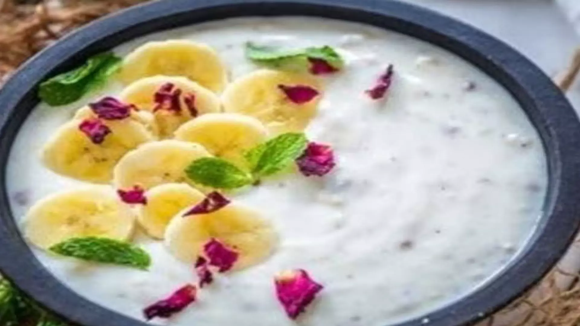 Banana Raita Recipe: खीरा-बूंदी नहीं इस बार लंच में बनाएं केले का रायता