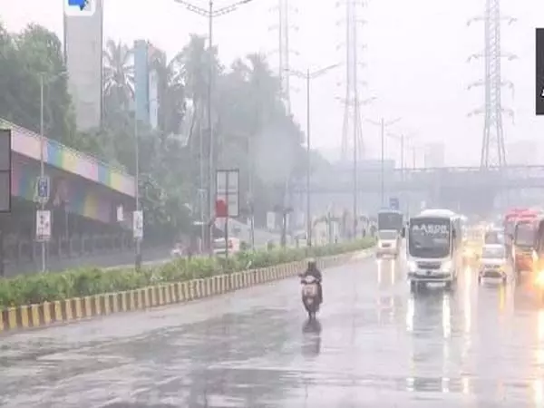 Maharashtra : मुंबई के कई इलाकों में सुबह बारिश हुई, आईएमडी ने येलो अलर्ट जारी किया