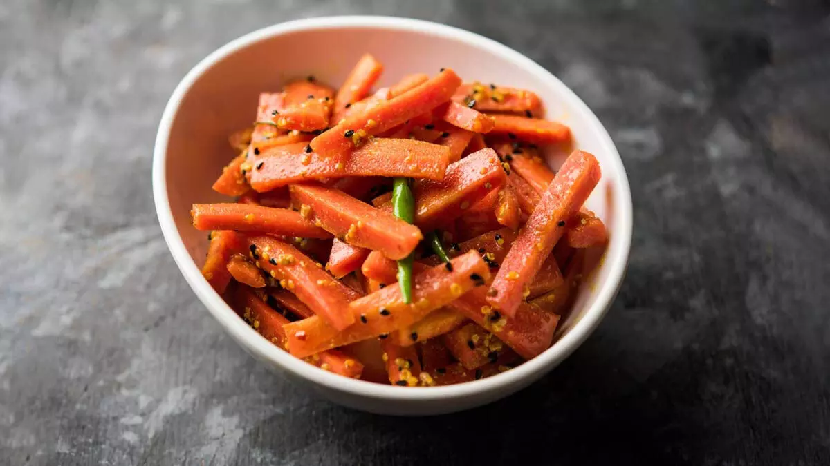 GAJAR ACHAAR RECIPE: बनाइये खट्टा टेस्टी गाजर का अचार घर पर जानिए रेसिपी