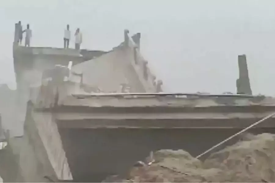Bridge Collapse : सरकार ने किये दो इंजीनियर निलंबित, ठेकेदार पर FIR