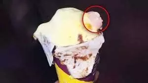 Finger stuck in ice cream: आइसक्रीम में निकली कटी हुई उंगली जानें किसकी थी?