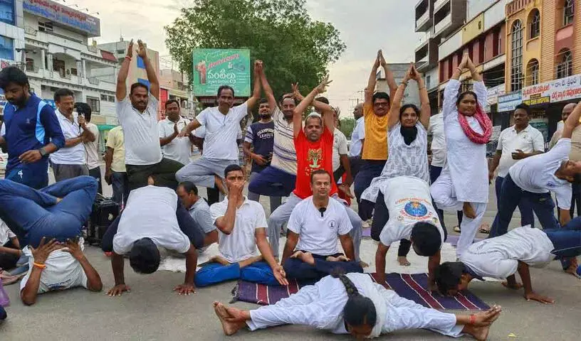 Telangana: मंचेरियल में योग के लिए पैदल यात्रा का आयोजन