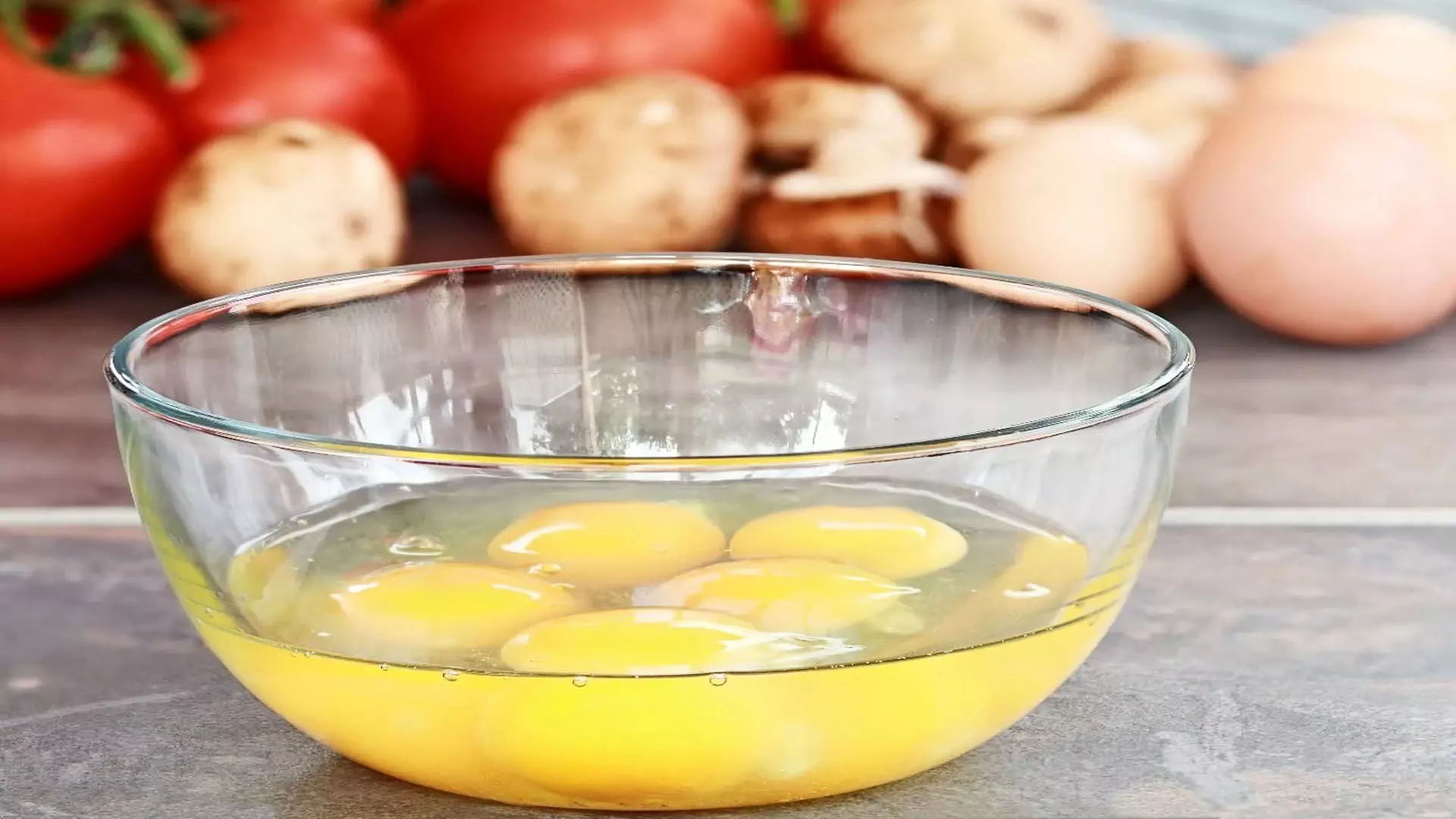 Eggs: गर्मियों में खाते हैं अंडे तो रखें इन बातों का ध्यान