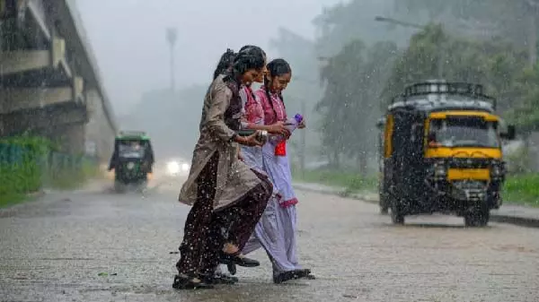 Jharkhand Weather: भीषण गर्मी के बीच राज्य में आज होगी राहत की बारिश, जानें आज क्या है अपडेट