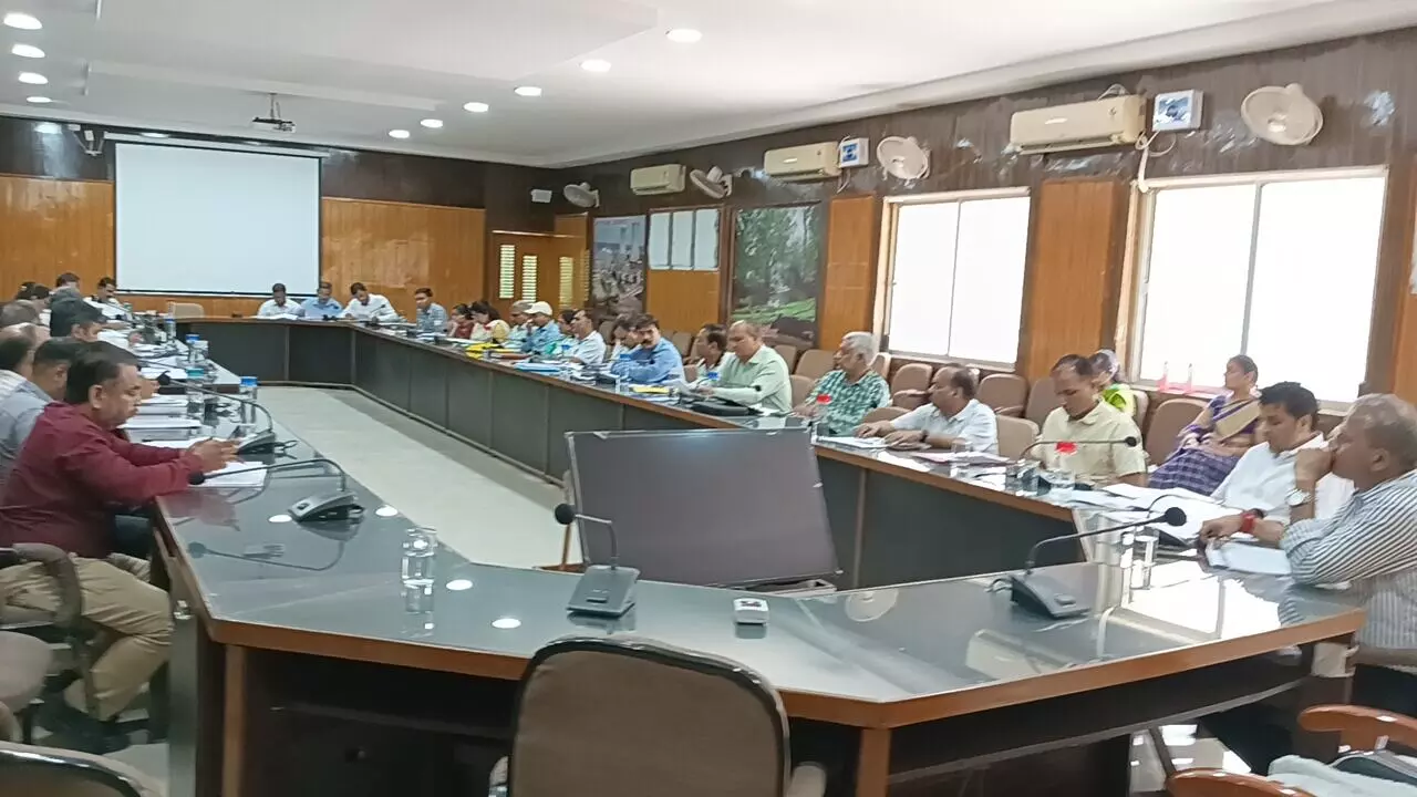Chittorgarh : अतिरिक्त जिला कलक्टर ने ली साप्ताहिक समीक्षा बैठक