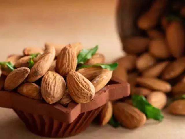 Almonds: गर्मियों में बादाम खाने से क्या होता, जानें एक्सपर्ट्स से