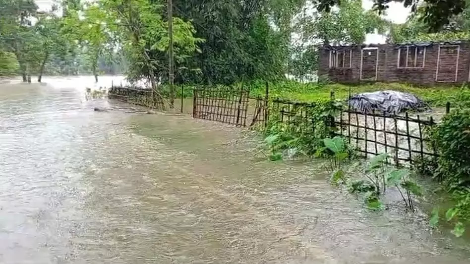 ASSAM NEWS : असम के बजाली में बाढ़ और लापरवाही के कारण कल्दिया नदी पर तटबंध क्षतिग्रस्त