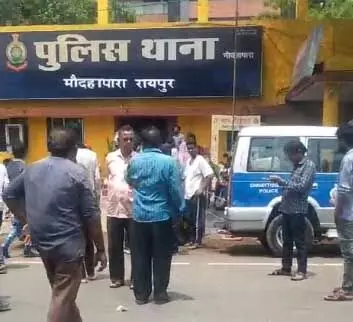 Raipur Breaking: मौदहापारा थाने के करीब चला ब्लेड, हंगामा