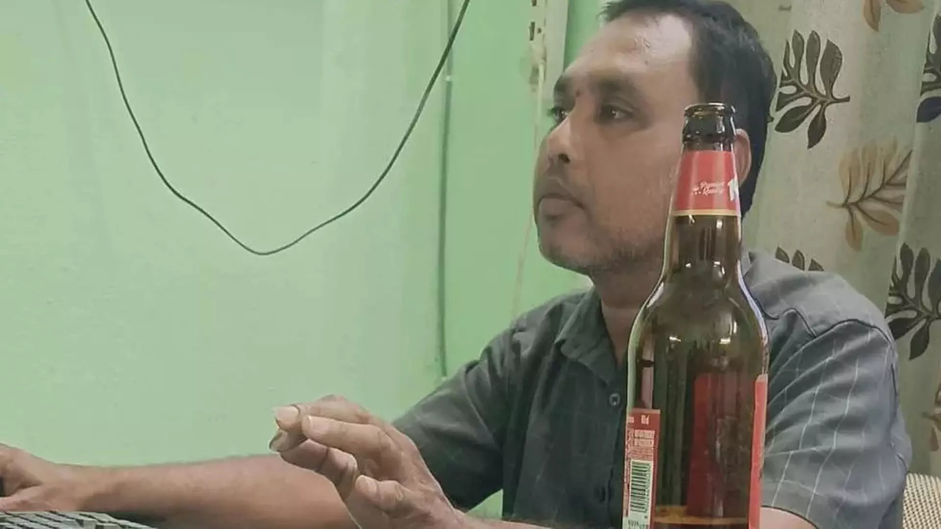 Telangana: परिवहन विभाग के कर्मचारी को कार्यालय में शराब पीने के कारण नौकरी से निकाल दिया गया