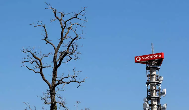 business : वोडाफोन सबसे बड़ी टेलीकॉम टावर कंपनी इंडस टावर्स में अपनी हिस्सेदारी और घटाने जा रही