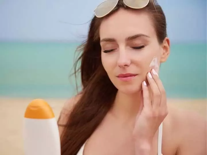 Sunscreen: सनस्क्रीन से हो सकती है स्किन कैंसर जैसी बीमारियां, जाने  एक्सपर्ट्स द्वारा