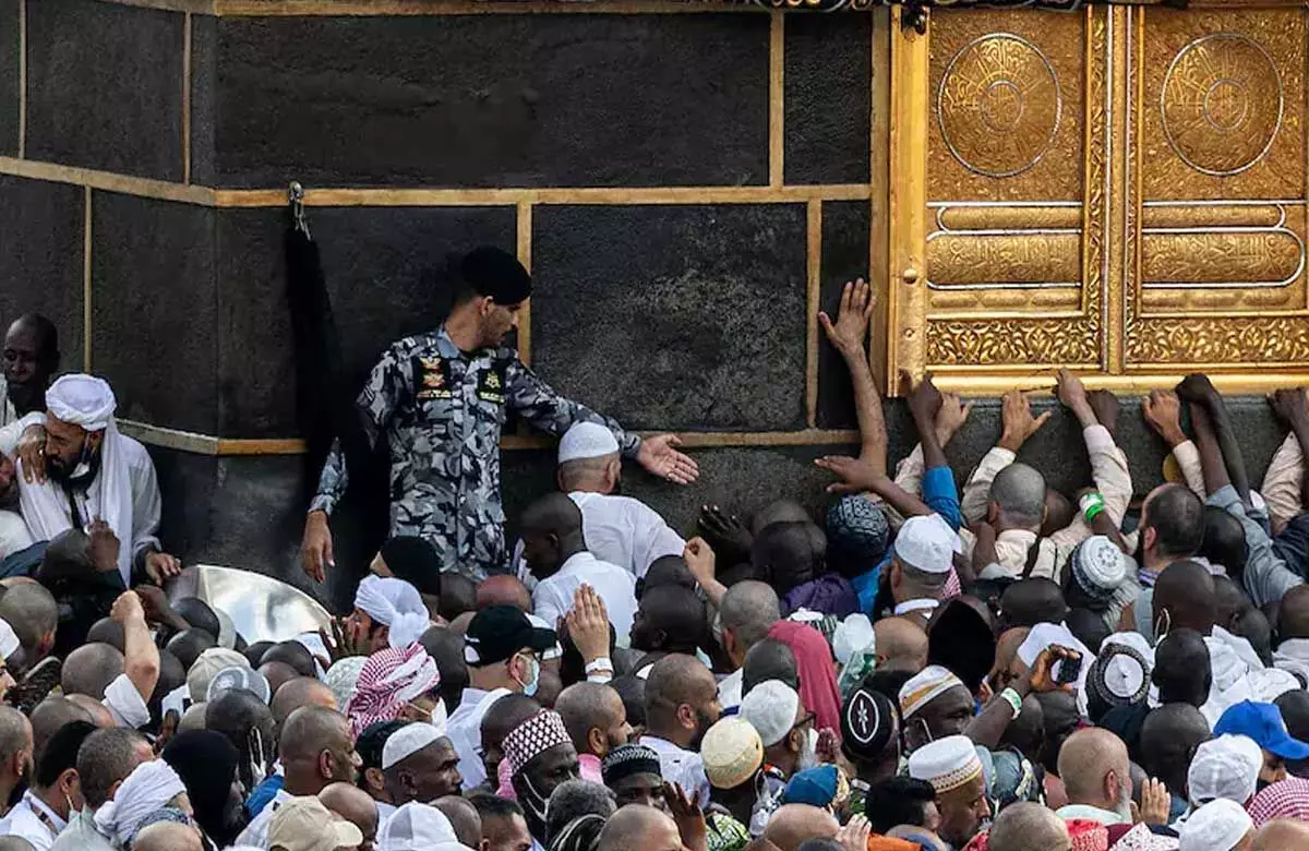 Hajj pilgrims की मौत की संख्या 900 से अधिक होने के कारण परिवार लापता लोगों की तलाश शुरू