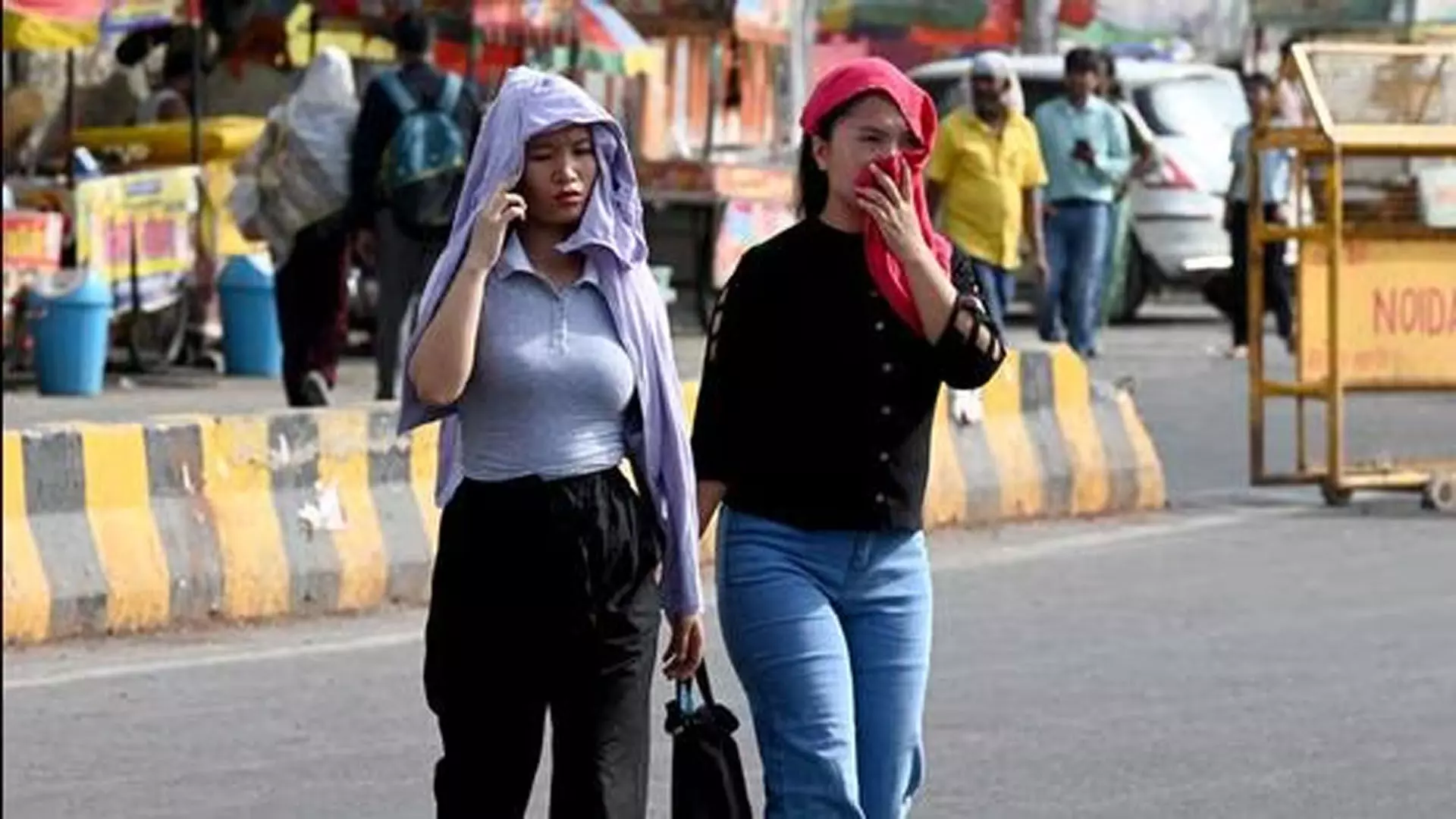 DEHLI NEWS: एसी, बर्फ और गीला कपड़ा दिल्ली के लोग गर्मी से कैसे बच रहे