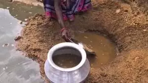 गांव की कहानी: एक ही घाट पर नाले का पानी पीकर प्यास बुझाते हैं इंसान व जानवर, विकास की किरण नहीं पहुंची