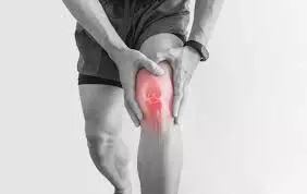 Knee Pain: अगर आपको भी घुटने में रहता है दर्द तो ये 5 चीज़े घर पर करे दर्द हो जायेगा गायब
