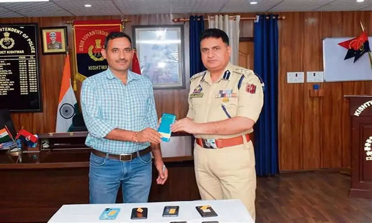 J & K NEWS: किश्तवाड़ पुलिस ने 15 मोबाइल फोन बरामद किए