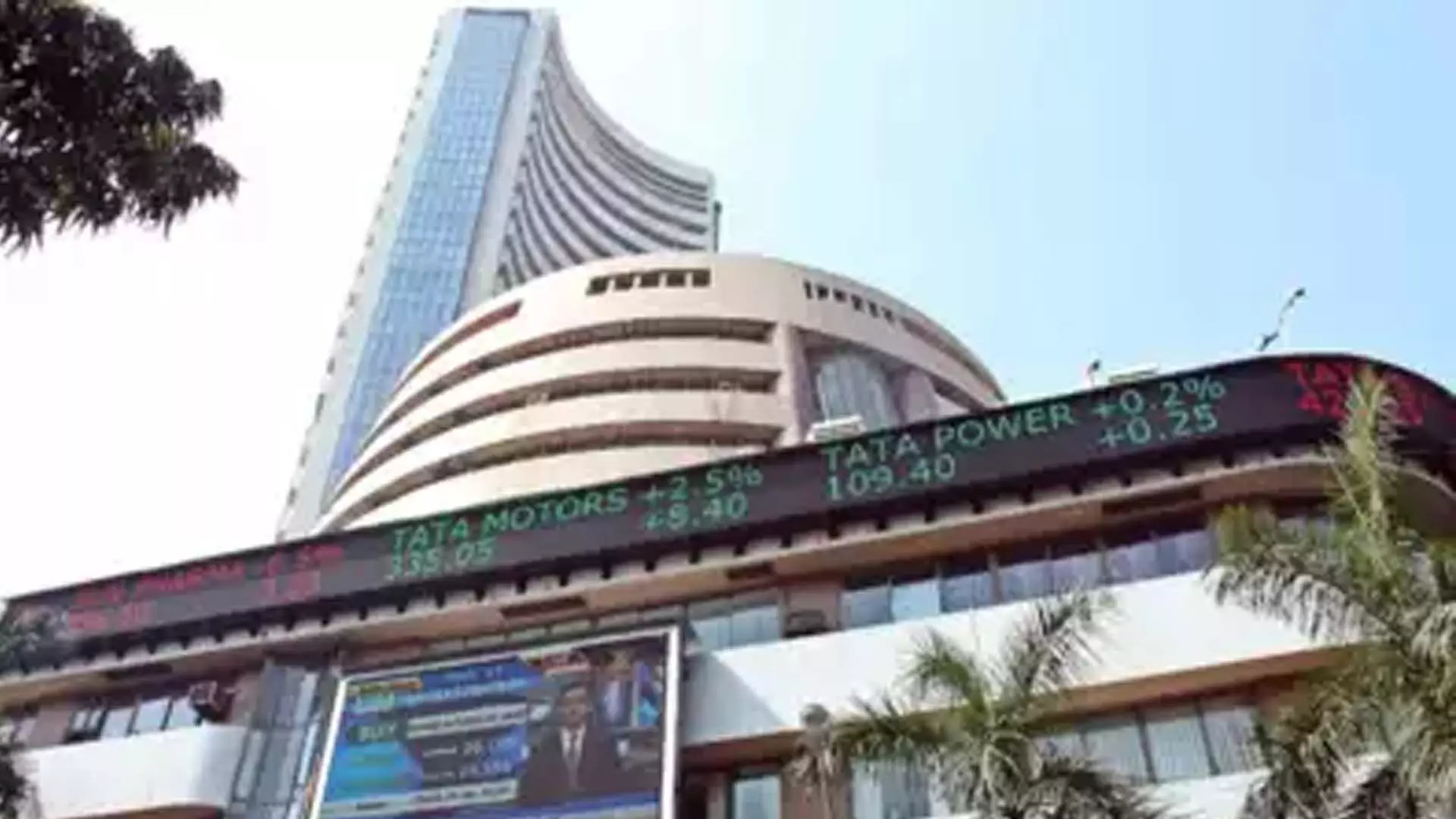 Stock Market: रिकॉर्ड ऊंचाई पर पहुंचने के बाद शुरुआती सत्र में सेंसेक्स सपाट कारोबार, निफ्टी 23,550 से ऊपर