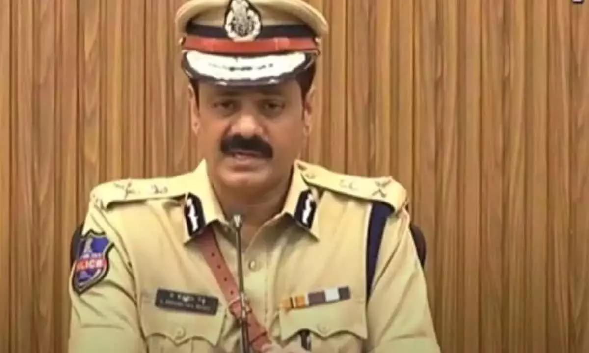Telangana News: हैदराबाद पुलिस आयुक्त ने पुलिस अधिकारियों को सम्मानित किया