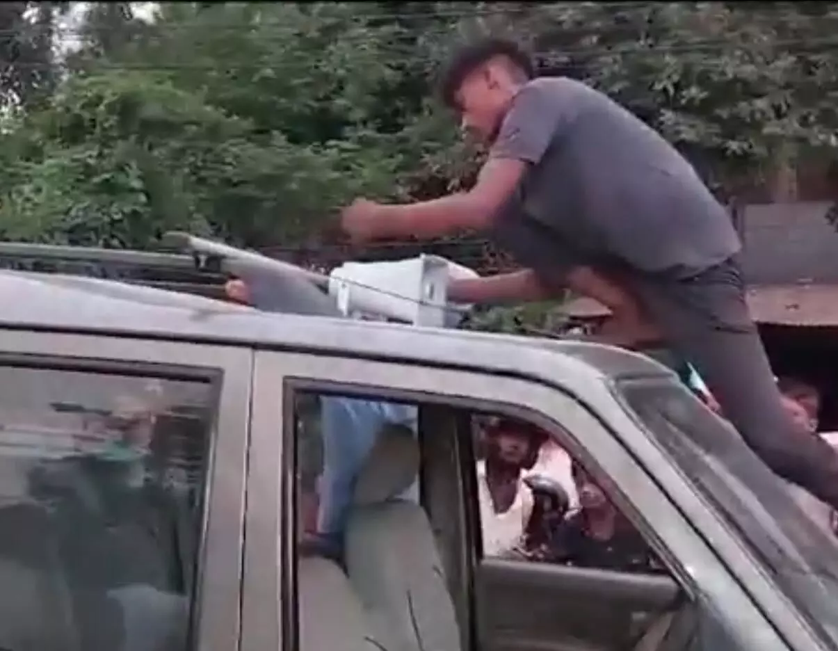 पुलिस के गाड़ी के दस्तावेज मांगे, कांग्रेस नेता का VIDEO हो रहा वायरल