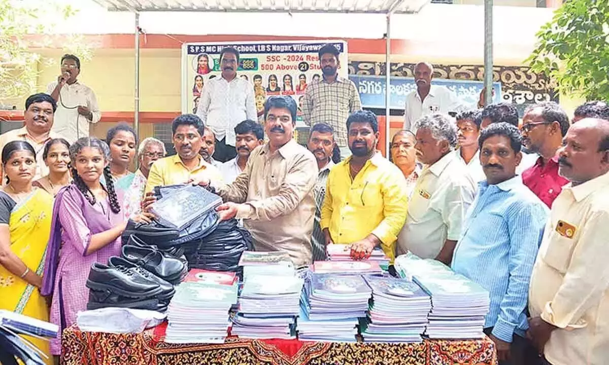 Andhra Pradesh News: विधायक उमा ने छात्रों को स्कूल किट वितरित की