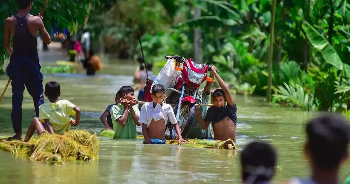 ASSAM NEWS :  सरथेबारी राजस्व सर्किल के अंतर्गत कई इलाके बाढ़ में डूबे