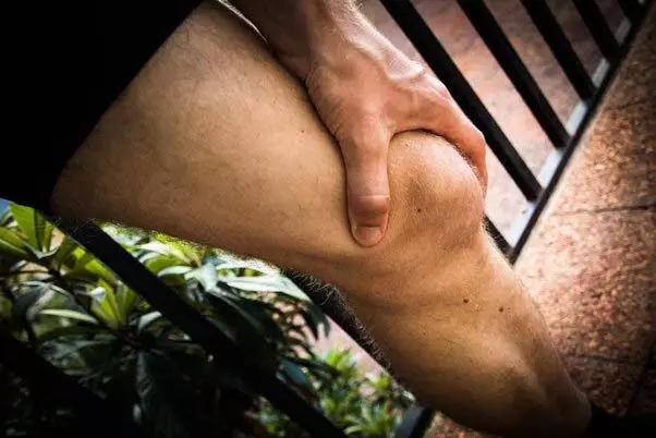 Joint Pain: आप  घुटनों के दर्द से परेशान हैं तो इन घरेलू नुस्खों को  आजमाइए