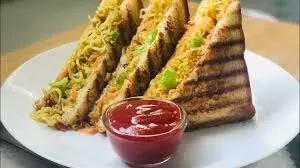 CHEESE MAGGI SANDWICH RECIPE: बनाइये टेस्टी चीसी मग्गी सैंडविच जानिए कैसे
