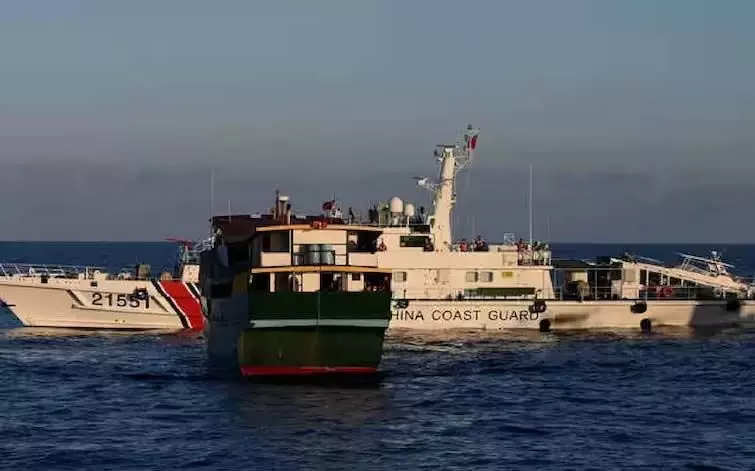 World News: चीन तटरक्षक कर्मियों ने फिलीपीन नौसेना कर्मियों को आग्नेयास्त्रों सहित अन्य आपूर्ति स्थानांतरित करने से रोक दिया