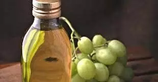 Grape Oil For Skin and Hair: जानिए कैसे स्किन और बालों के लिए फायदेमंद है अंगूर का तेल