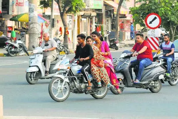 Mohali: यातायात नियमों का उल्लंघन करने वालों पर कोई अंकुश नहीं