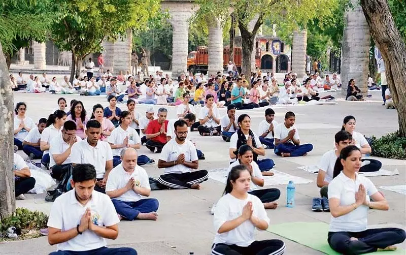 International Yoga Day: चंडीगढ़ के रॉक गार्डन में 2 हजार से अधिक लोगों ने योगाभ्यास में हिस्सा लिया
