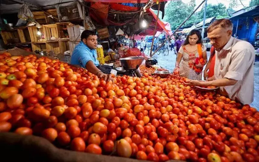 KERALA NEWS : सीमित आपूर्ति के कारण सब्जियों, मछली और मांस की कीमतें आसमान छू सकती