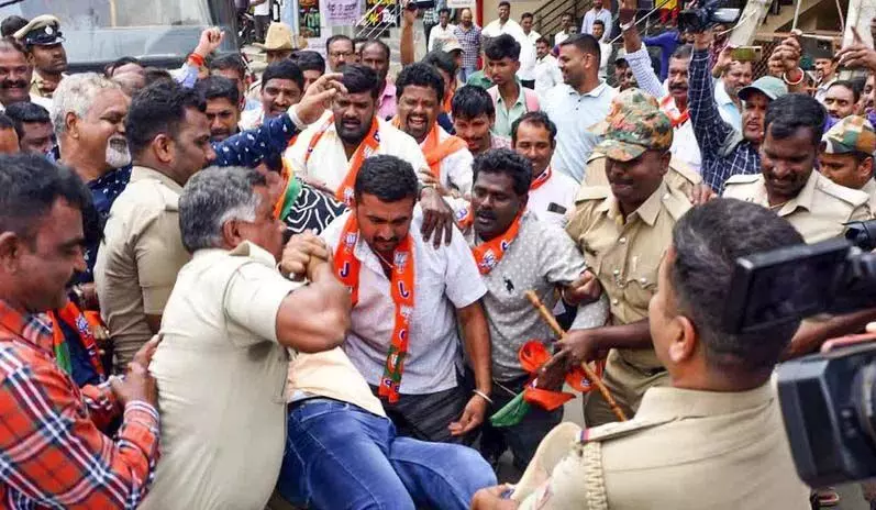 Bengaluru: पेट्रोल और डीजल की कीमतों में बढ़ोतरी के खिलाफ कर्नाटक में BJP ने राज्यव्यापी विरोध प्रदर्शन किया