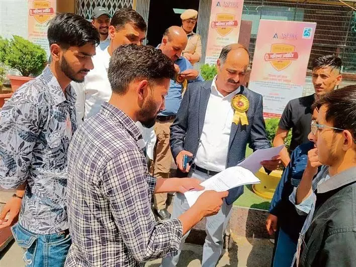Shimla: SFI ने NCERT की पाठ्यपुस्तकों के ‘भगवाकरण’ के खिलाफ ज्ञापन सौंपा
