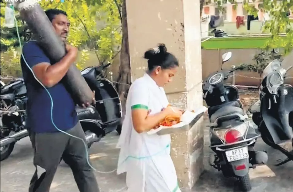 Andhra Pradesh: अस्पताल में नवजात के लिए ऑक्सीजन सिलेंडर ले जाते पिता का वीडियो विवाद में